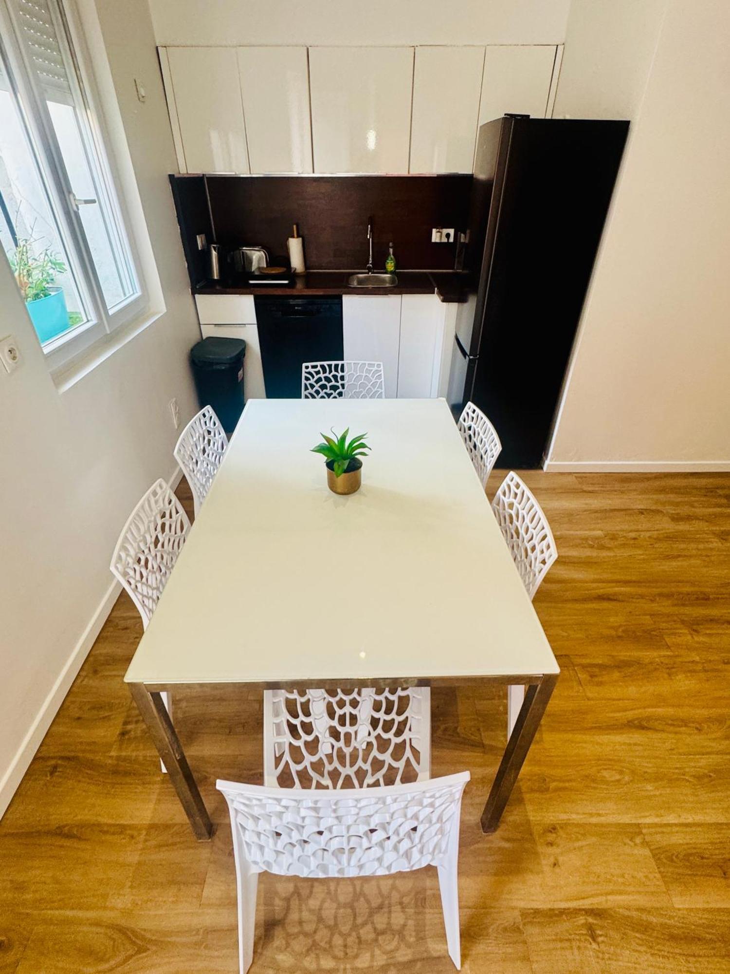 Hébergement de vacances Jolie Maison Individuelle 50 M2 ,design Et Climatisee, Confort, Wifi, Terasse Privee , 5 Min Et Autoroute, Stationnement Gratuit