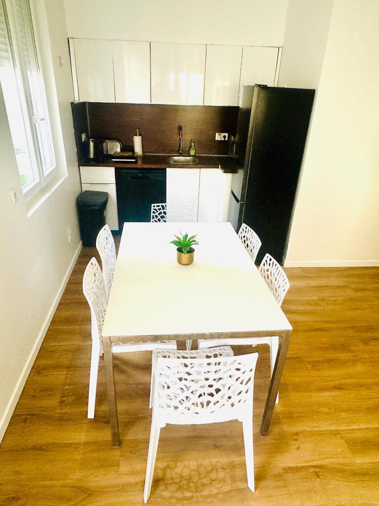 Jolie Maison Individuelle 50 M2 ,design Et Climatisee, Confort, Wifi, Terasse Privee , 5 Min Et Autoroute, Stationnement Gratuit Hébergement de vacances Marseille
