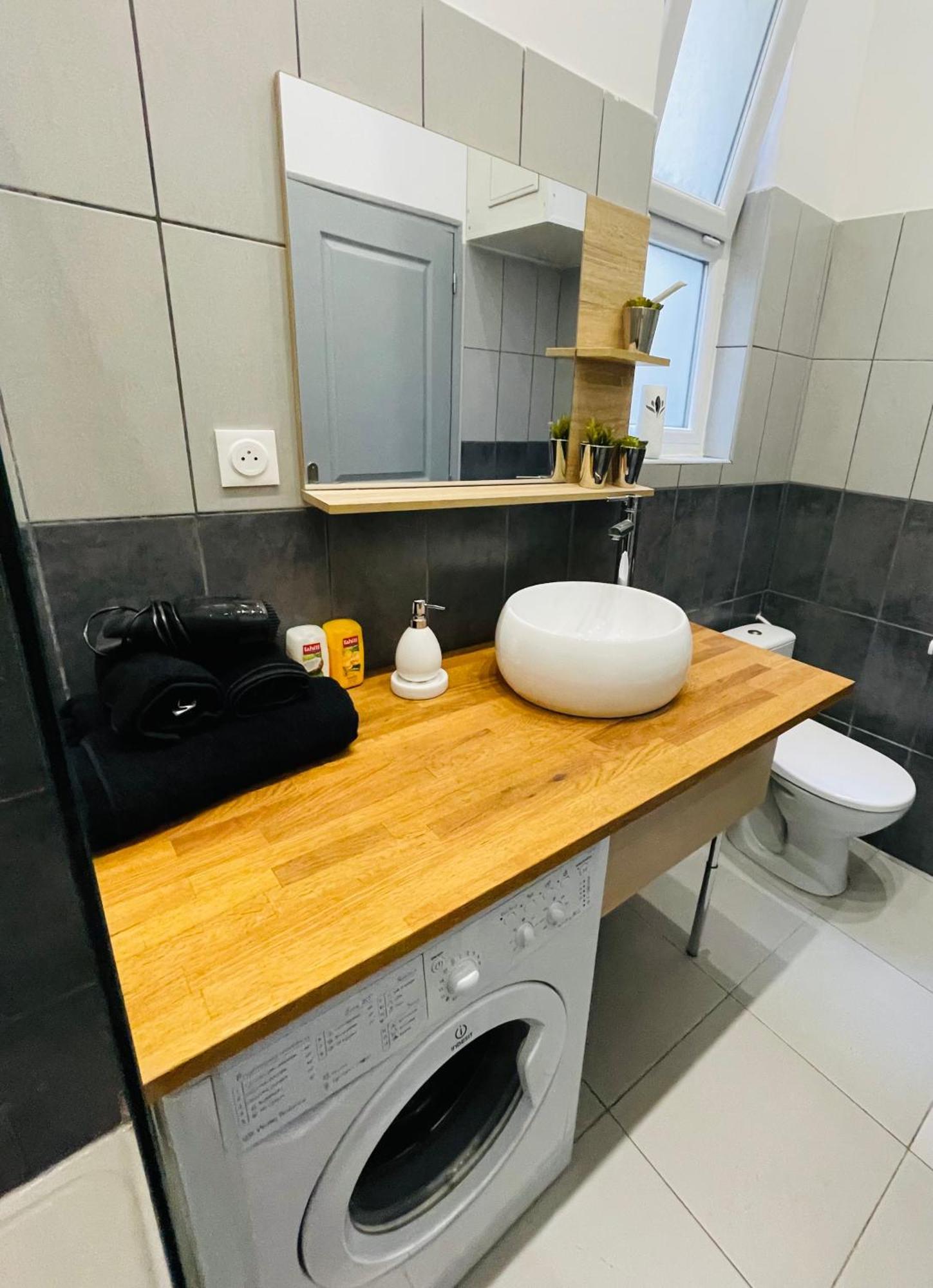 Jolie Maison Individuelle 50 M2 ,design Et Climatisee, Confort, Wifi, Terasse Privee , 5 Min Et Autoroute, Stationnement Gratuit Marseilles